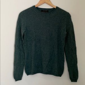 EUC Tahari crew neck cashmere sweater S